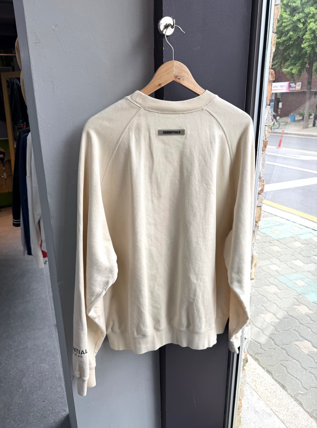 L/ 피어오브갓 에센셜 프론트 로고 맨투맨 상품이미지5