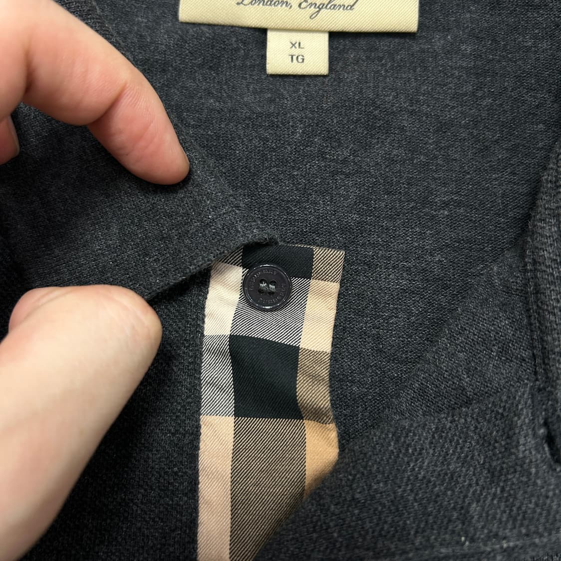 버버리 차콜 노바체크 기마로고 카라티(XL) 상품이미지4