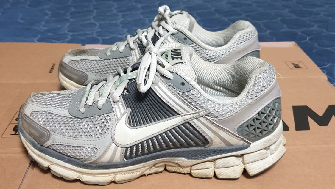 나이키 줌 보메로5  코블스톤 (235) 상품이미지3