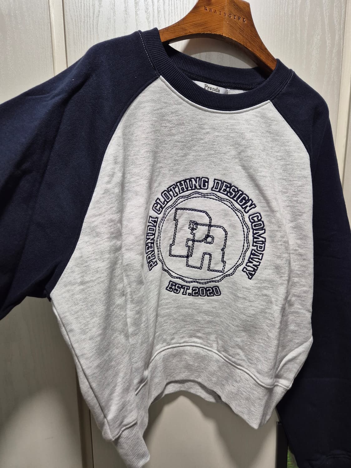 (세일)(새상품)프렌디 래글런 크롭 맨투맨 상품이미지3