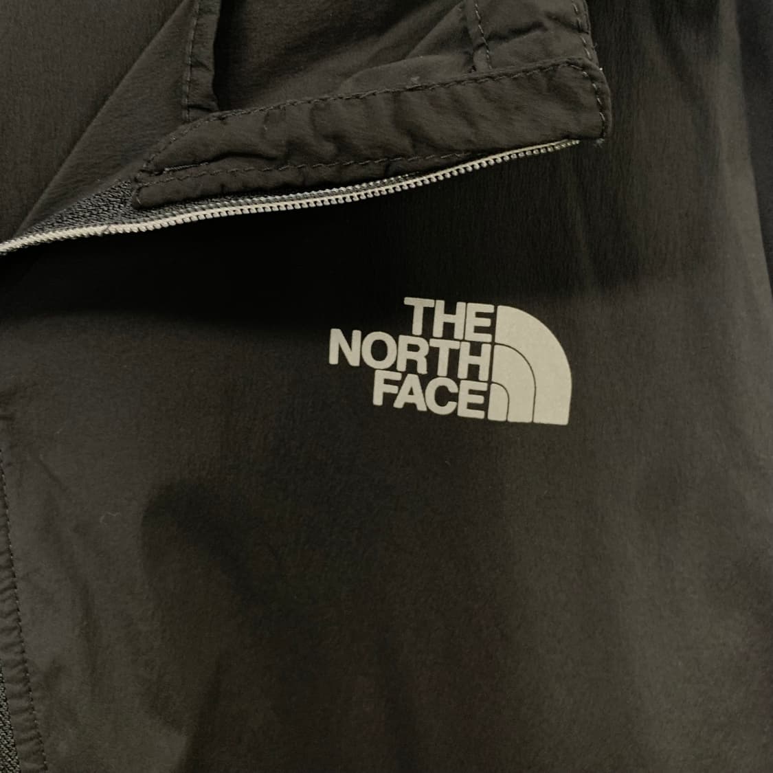 노스페이스 로고 블랙 경량 바람막이 상품이미지4