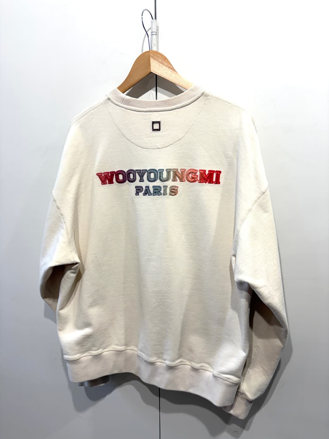 22FW 우영미 코튼 퍼지 백로고 스웨트셔츠 상품이미지1