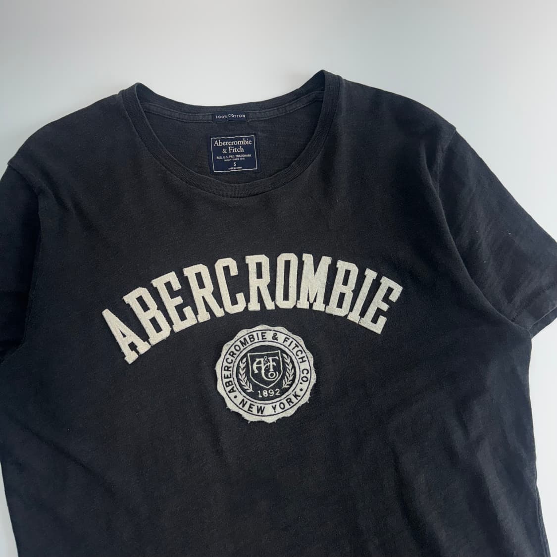 Abercrombie 아베크롬비 스펠아웃 로고 차콜 반팔 상품이미지4
