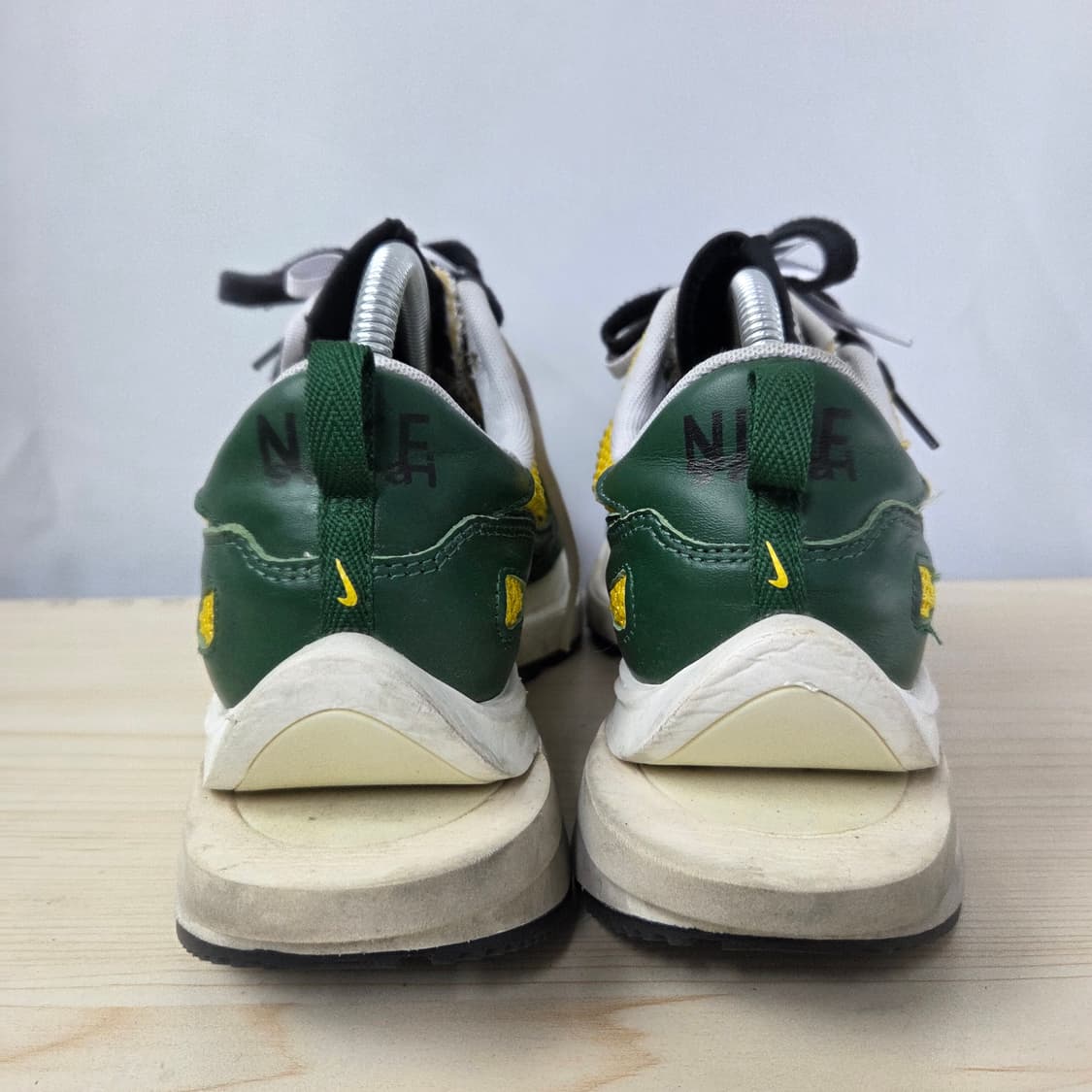 275 나이키 x 사카이 베이퍼와플 투어 옐로우 & 골지 그린 운동화 상품이미지3