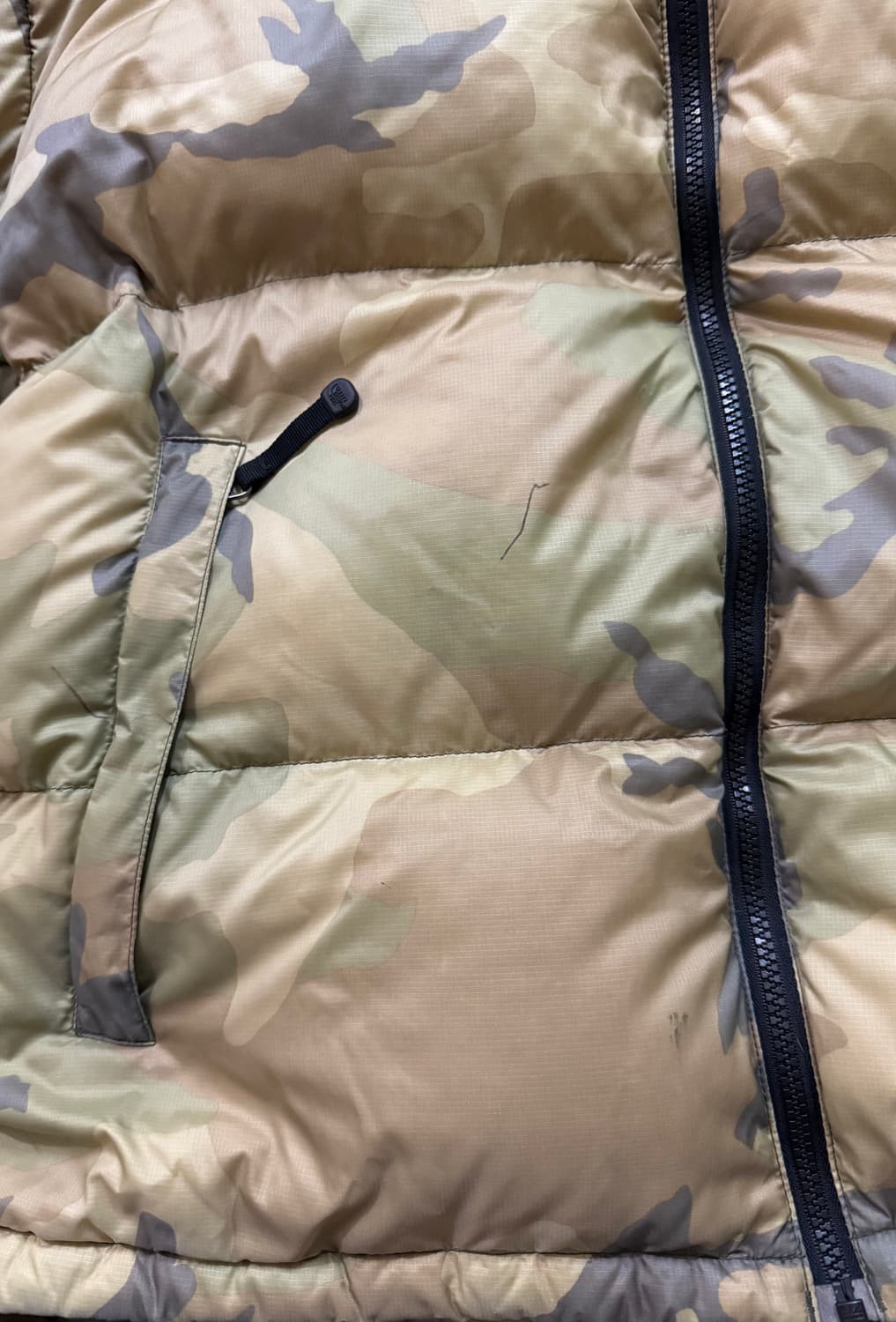 노스페이스 카모 센터로고 눕시 700 패딩 상품이미지6