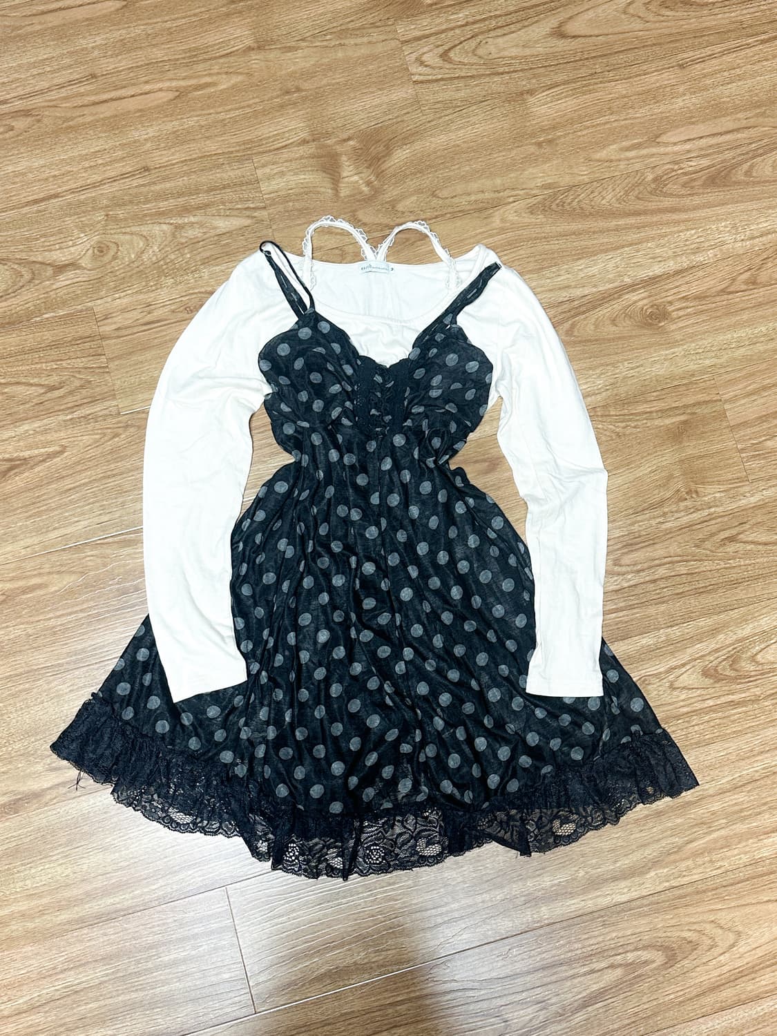 빈티지한 무드의 후드 더플 코트입니다. 떡볶이 단추 디테일이 포인트인 제 상품이미지1