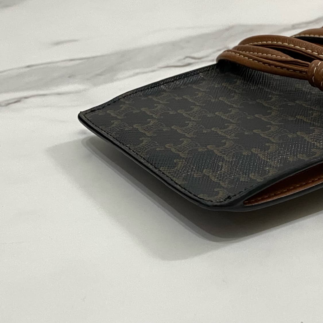 셀린느 트리옹프 캔버스 폰 파우치 휴대폰 미니백 10G332CQD04LU 상품이미지6