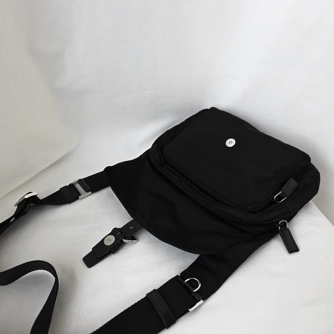 [정품 PRADA] 프라다 포코노 나일론 폴딩 크로스백 남녀공용 상품이미지4