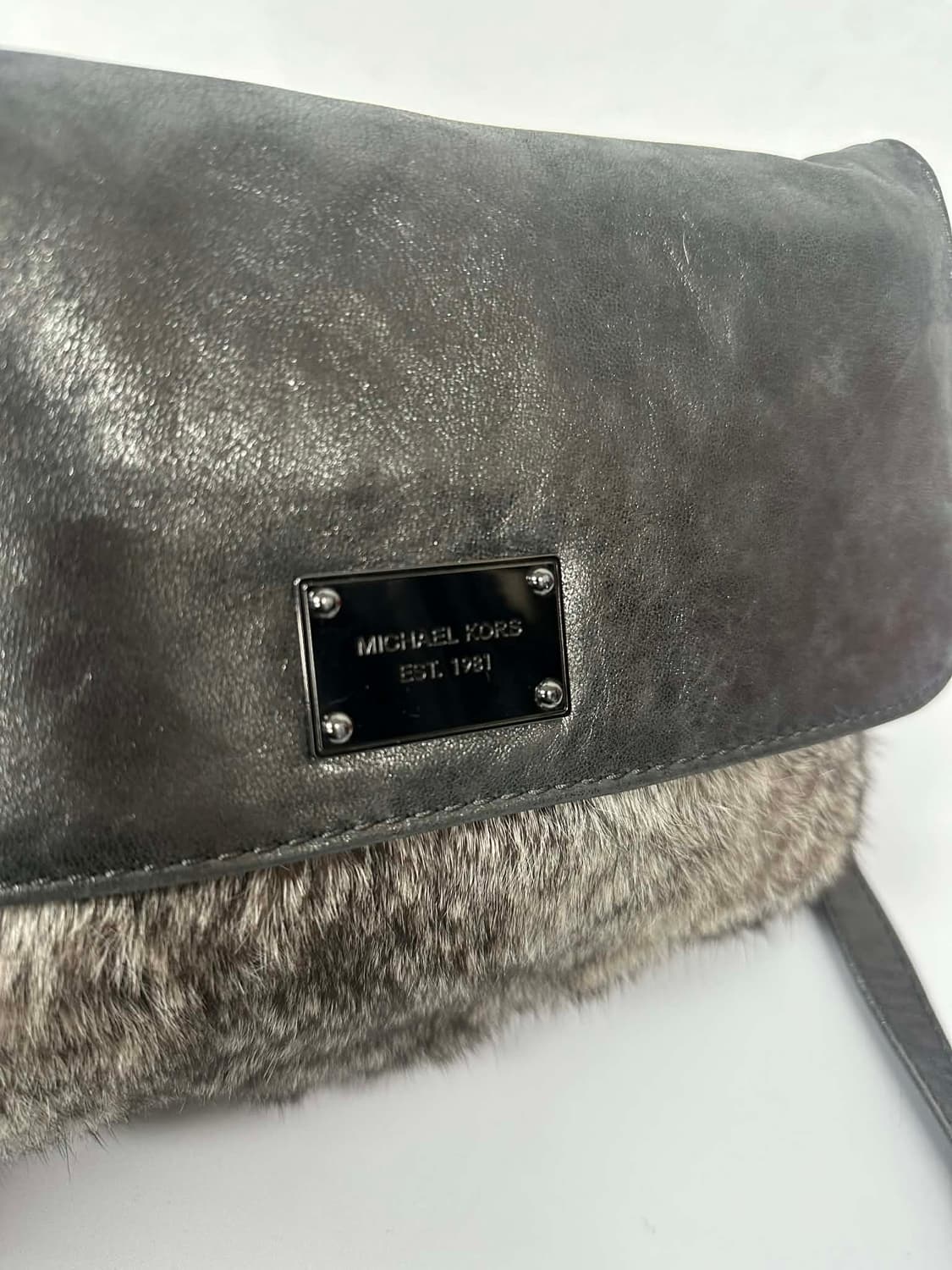 마이클코어스 y2k 토끼퍼 송치 체인 크로스바디 숄더백 상품이미지10