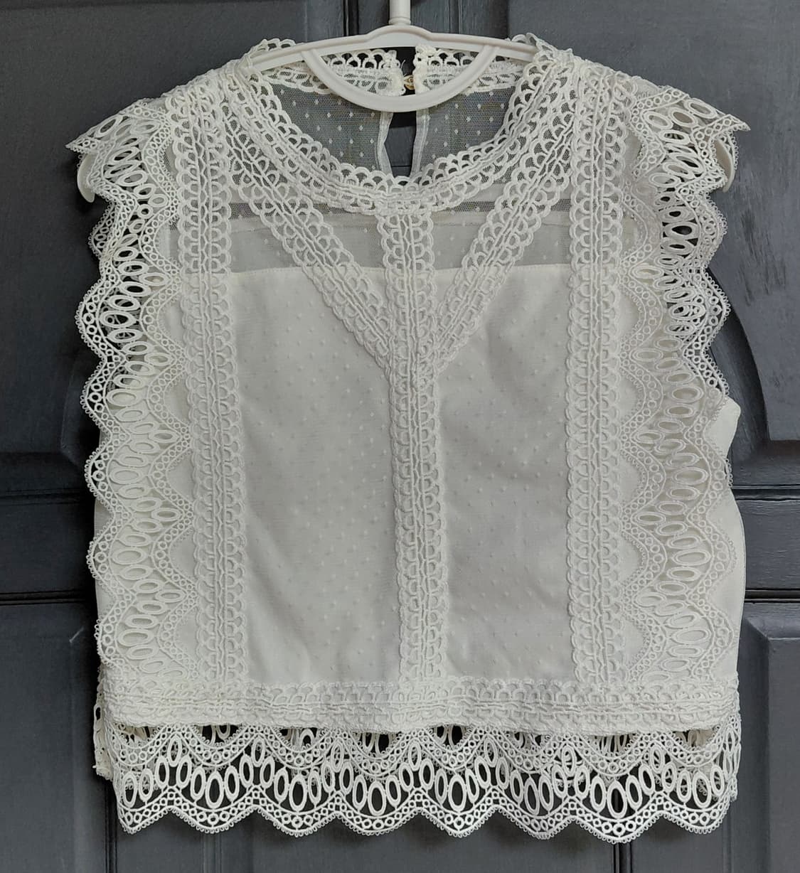[L] Lutique 아일렛 자수 레이스 시스루 블라우스 (화이트) 상품이미지1