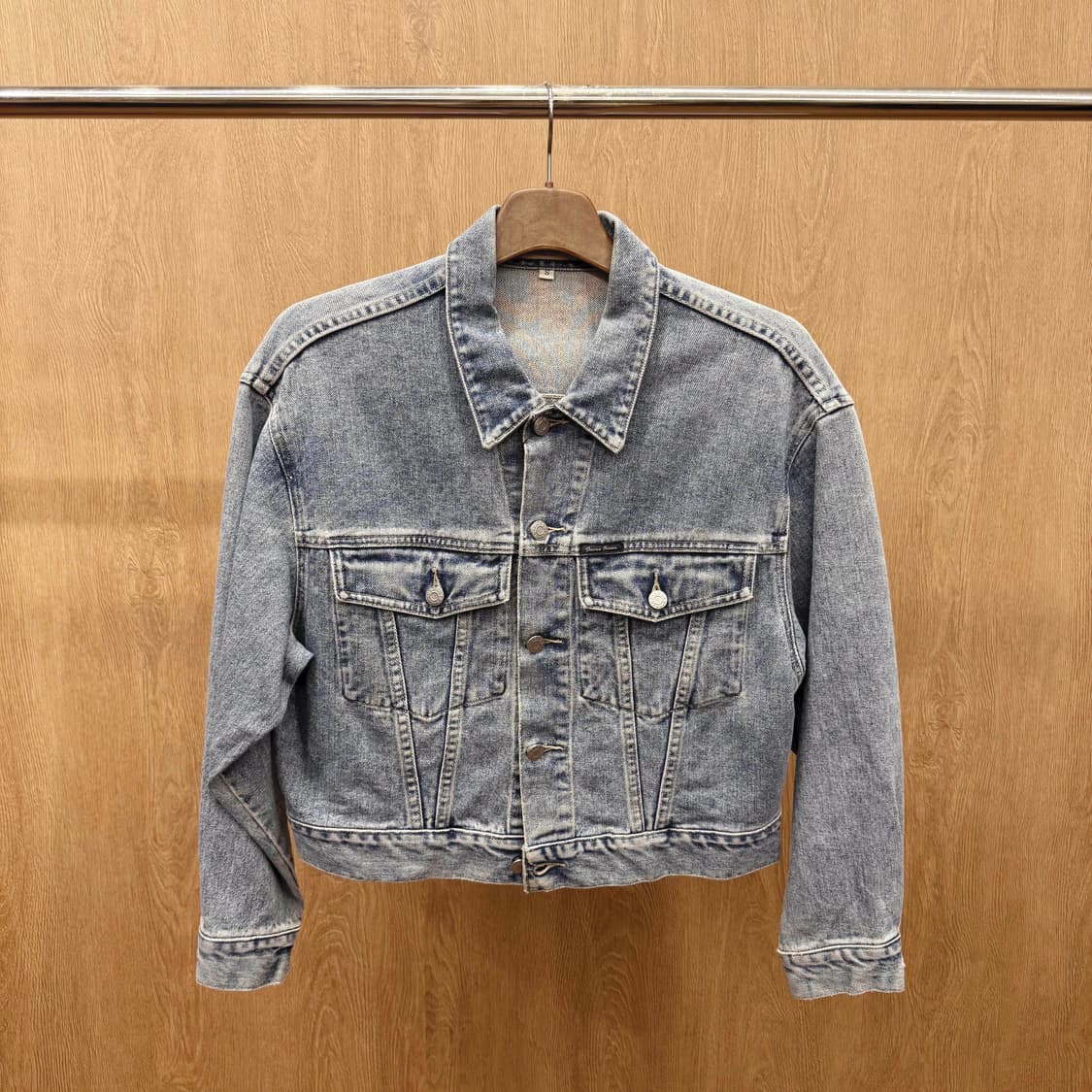 게스 데님 자켓 워싱 버튼업 카라 긴팔 투포켓 플랩 버튼 디테일 연청 상품이미지2