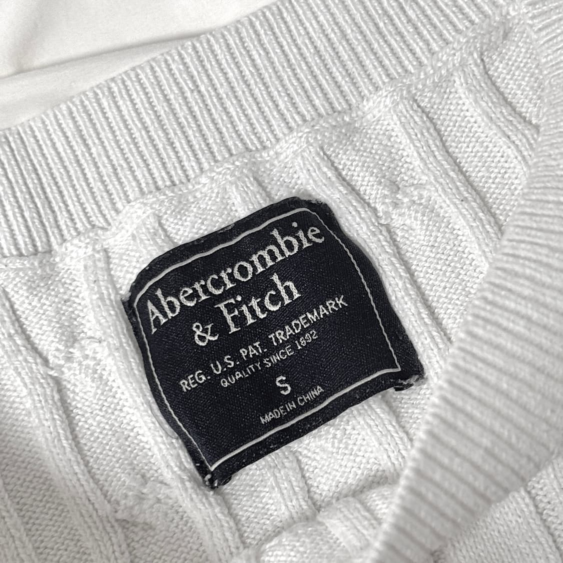 아베크롬비 화이트 실버 자수 케이블 니트  상품이미지3