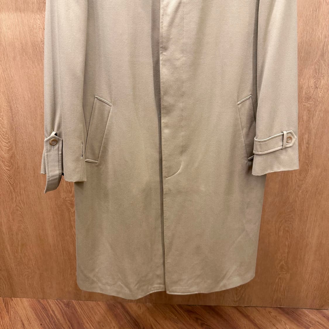 입생로랑 미니멀 싱글 코트 레귤러 카라 사이드 사선 포켓 디테일 베이지 상품이미지5