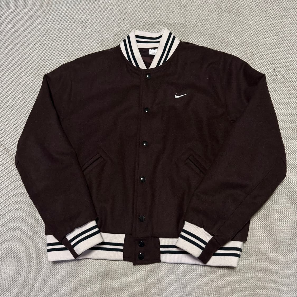 나이키 NSW 어센틱 바시티 자켓 브라운 바살트 - 아시아 상품이미지1