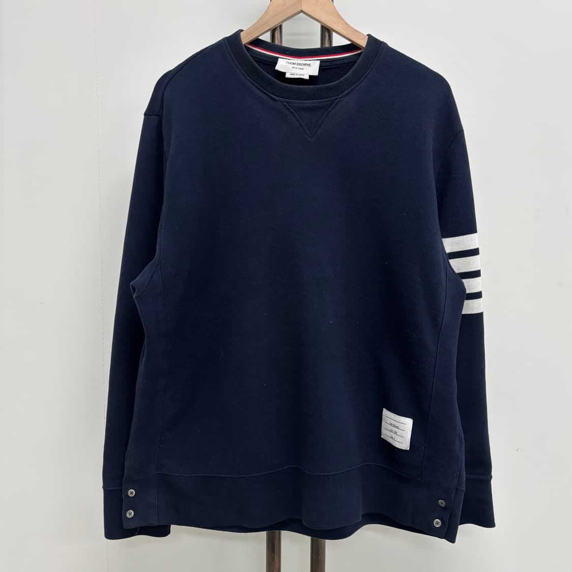 [7]톰브라운 사선완장 맨투맨 상품이미지1