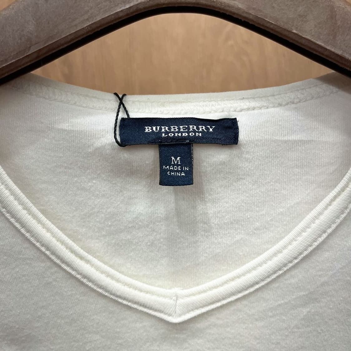 버버리 런던 반팔 티셔츠 노바체크 숄더 브이넥 로고 자수 디테일 화이트 상품이미지8