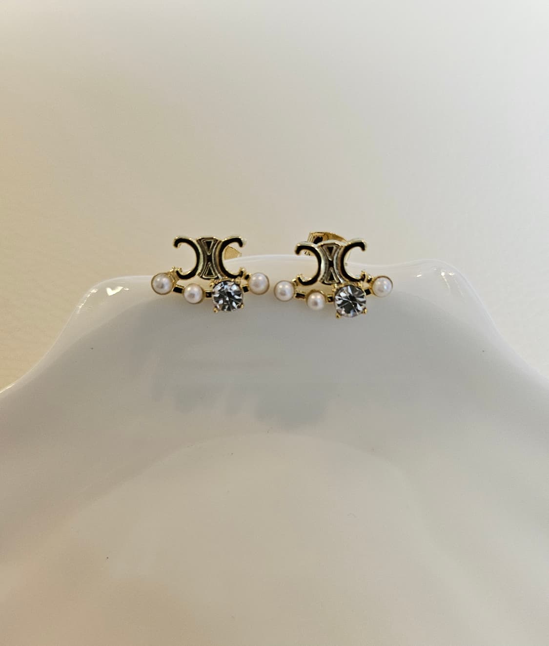 셀린느 업사이클링 트리옹프 큐빅 진주 골드 귀걸이 상품이미지1