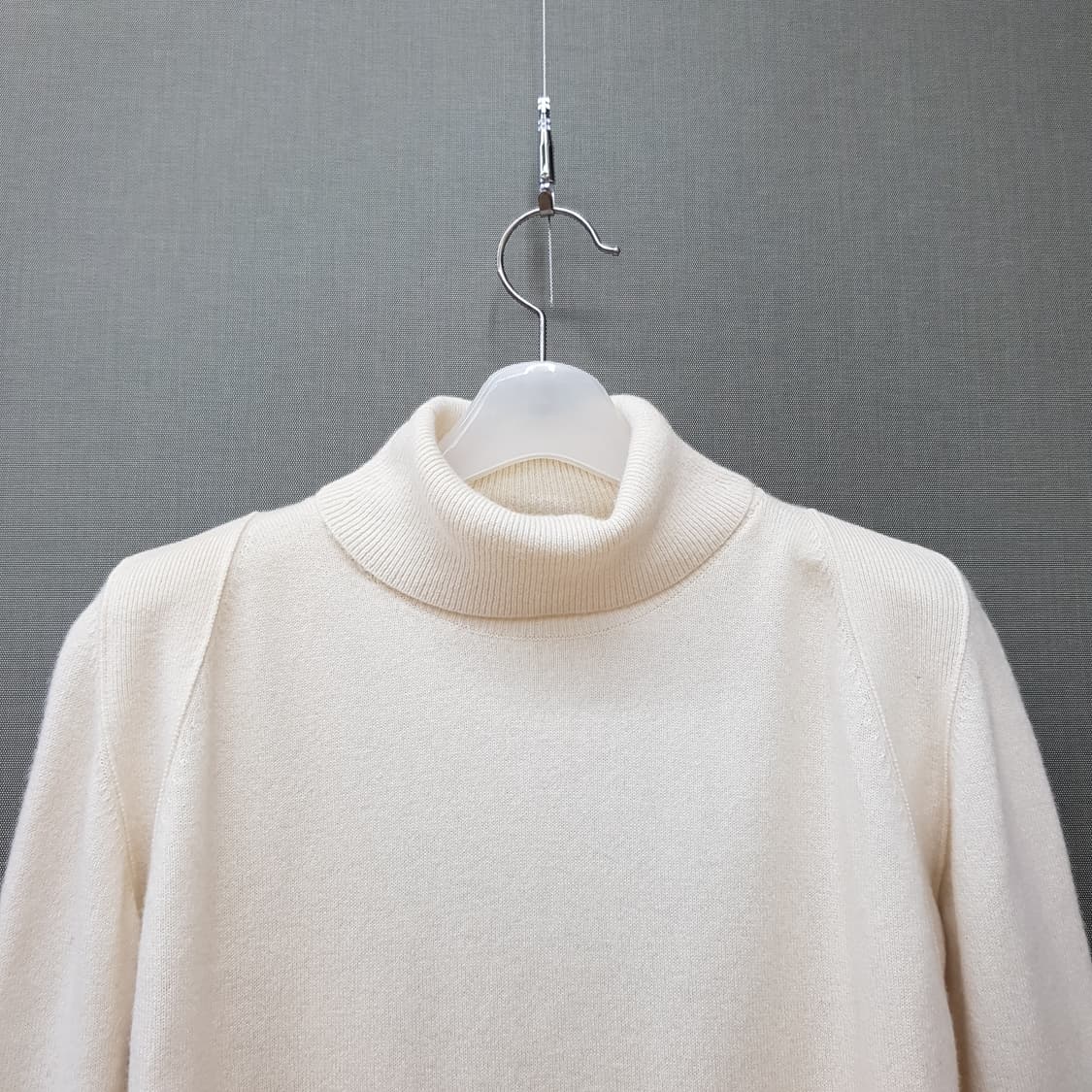베르니스 캐시미어 100 아이보리 터틀넥 포켓 니트 XS사이즈 상품이미지2