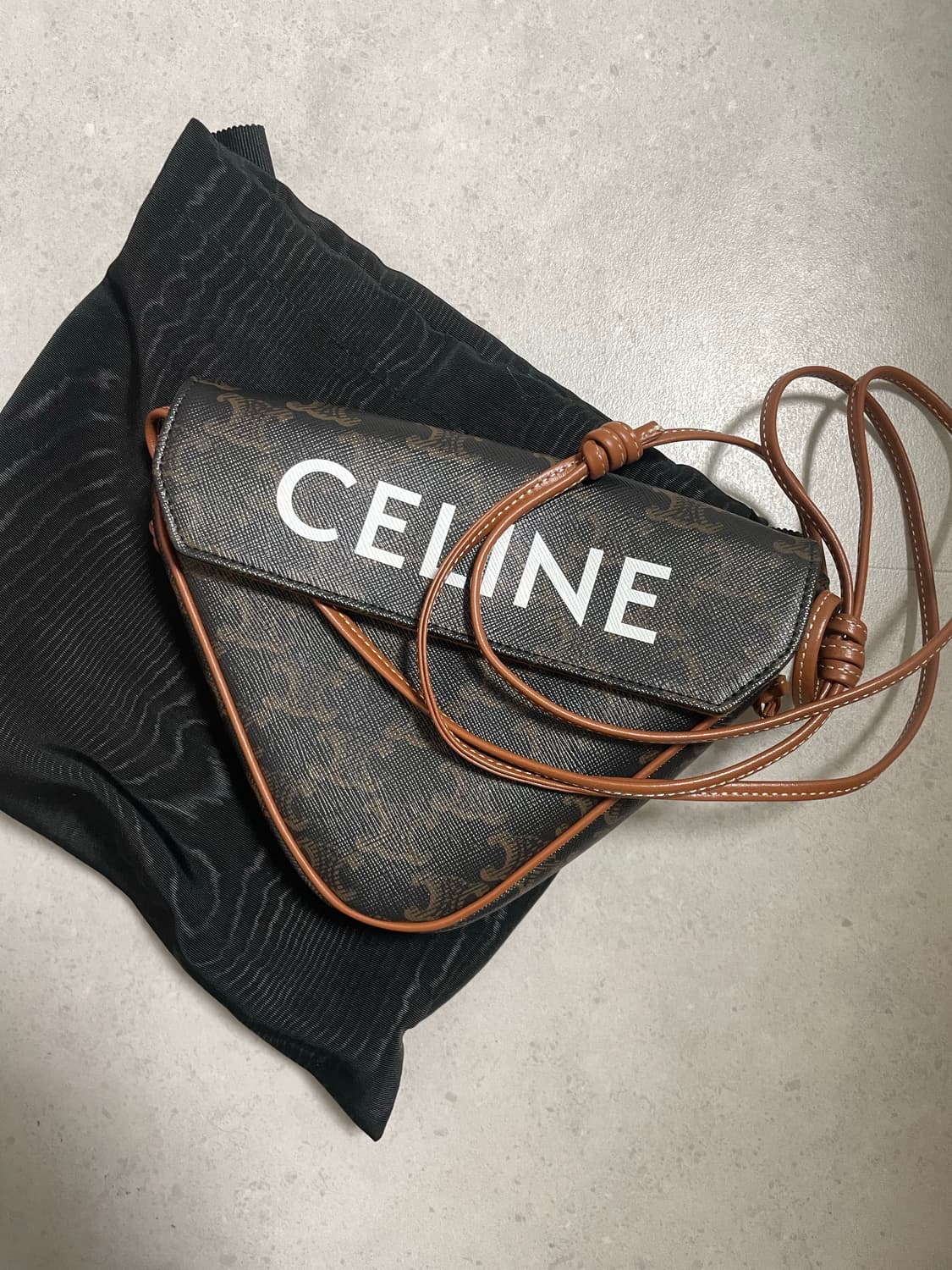 셀린느 트라이앵글백 상품이미지1