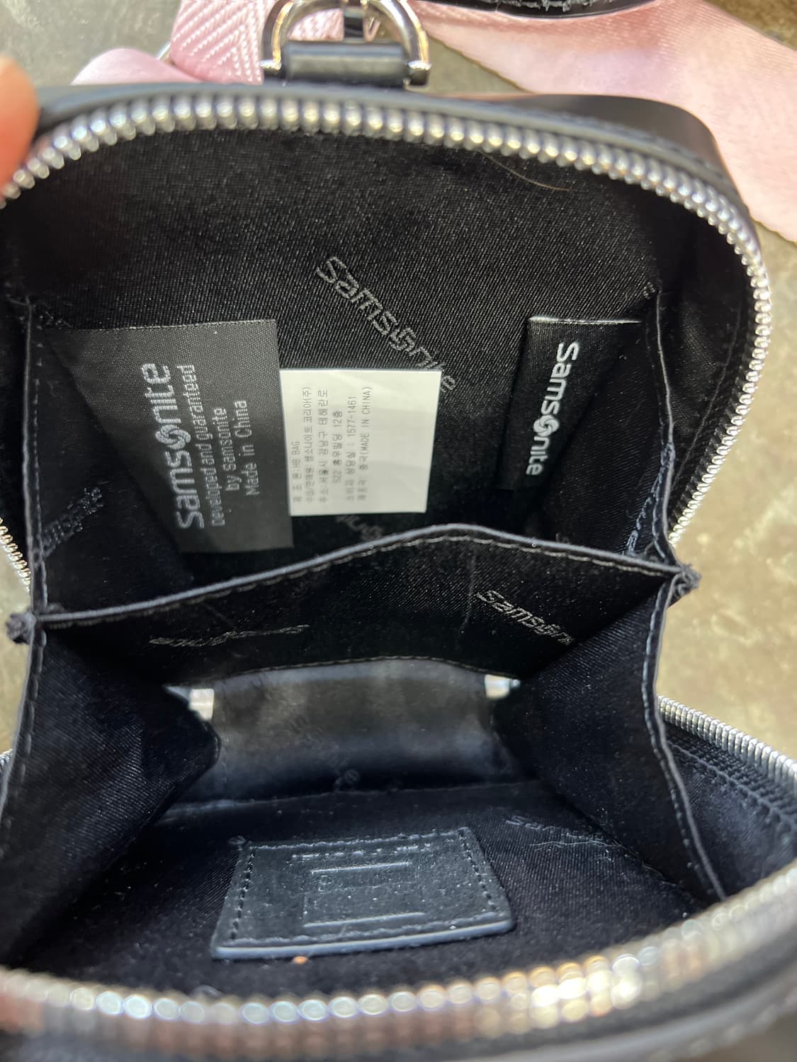 샘소나이트 블랙 미니 크로스백 핑크 스트랩 상품이미지4