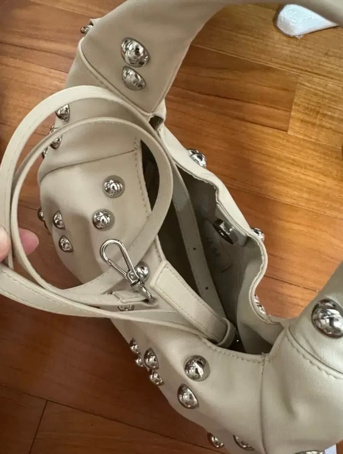 스터드 숄더크로스백 상품이미지3