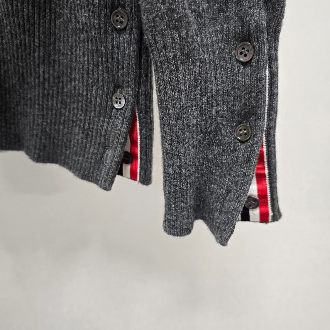 톰브라운 사선 완장 캐시미어 여성 가디건 44사이즈 판매 상품이미지2