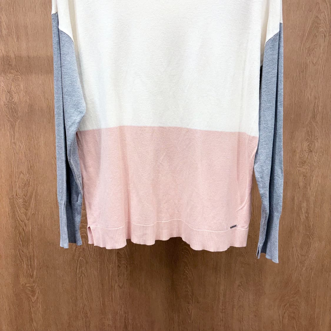 도나카란 뉴욕 라운드넥 니트 컬러 블록 사이드 슬릿 디테일 아이보리 상품이미지5