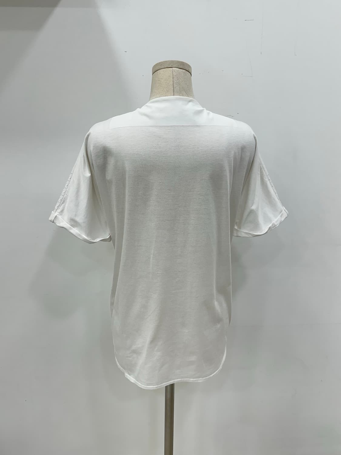 미샤 펀칭 디테일 브이넥 블라우스 상품이미지3