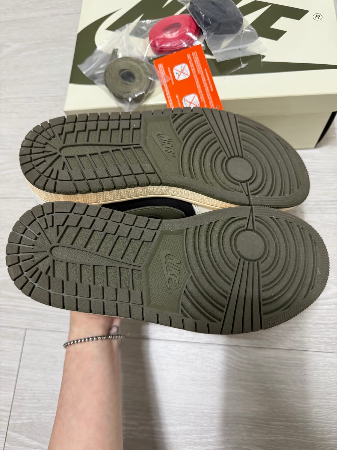 [240] 조던1 x 트래비스 스캇 레트로 로우 OG SP 미디움올리브 상품이미지4