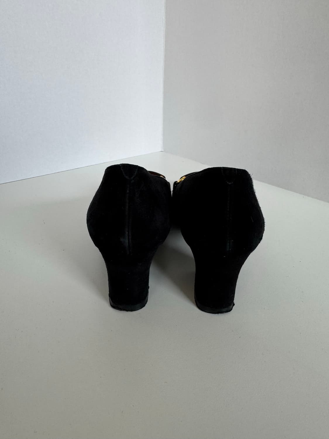 피에르가르뎅 블랙 스웨이드 홀스빗 장식 펌프스 상품이미지8