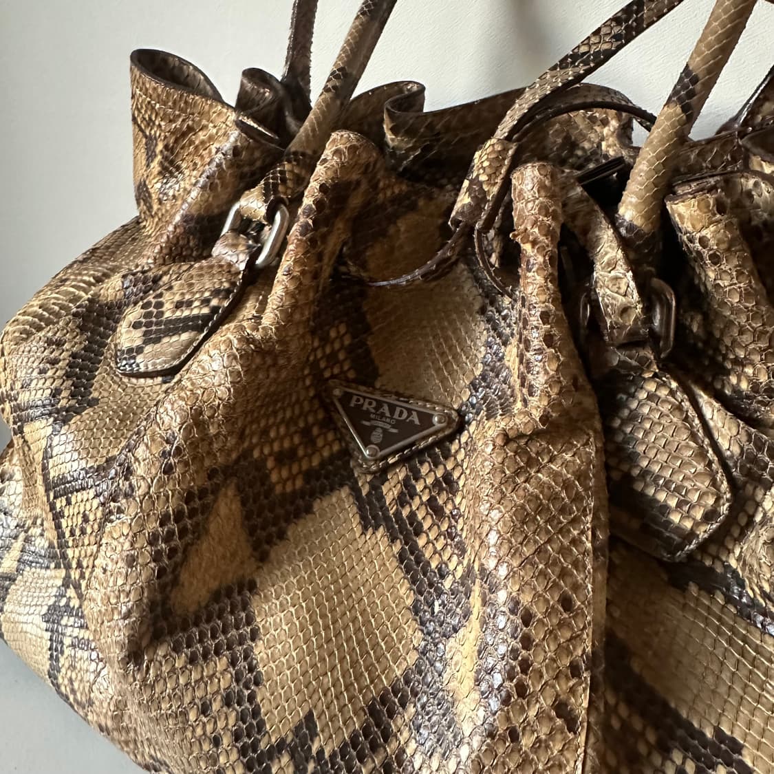 14ss 프라다 리얼 파이톤 레더 덤플링백 상품이미지9