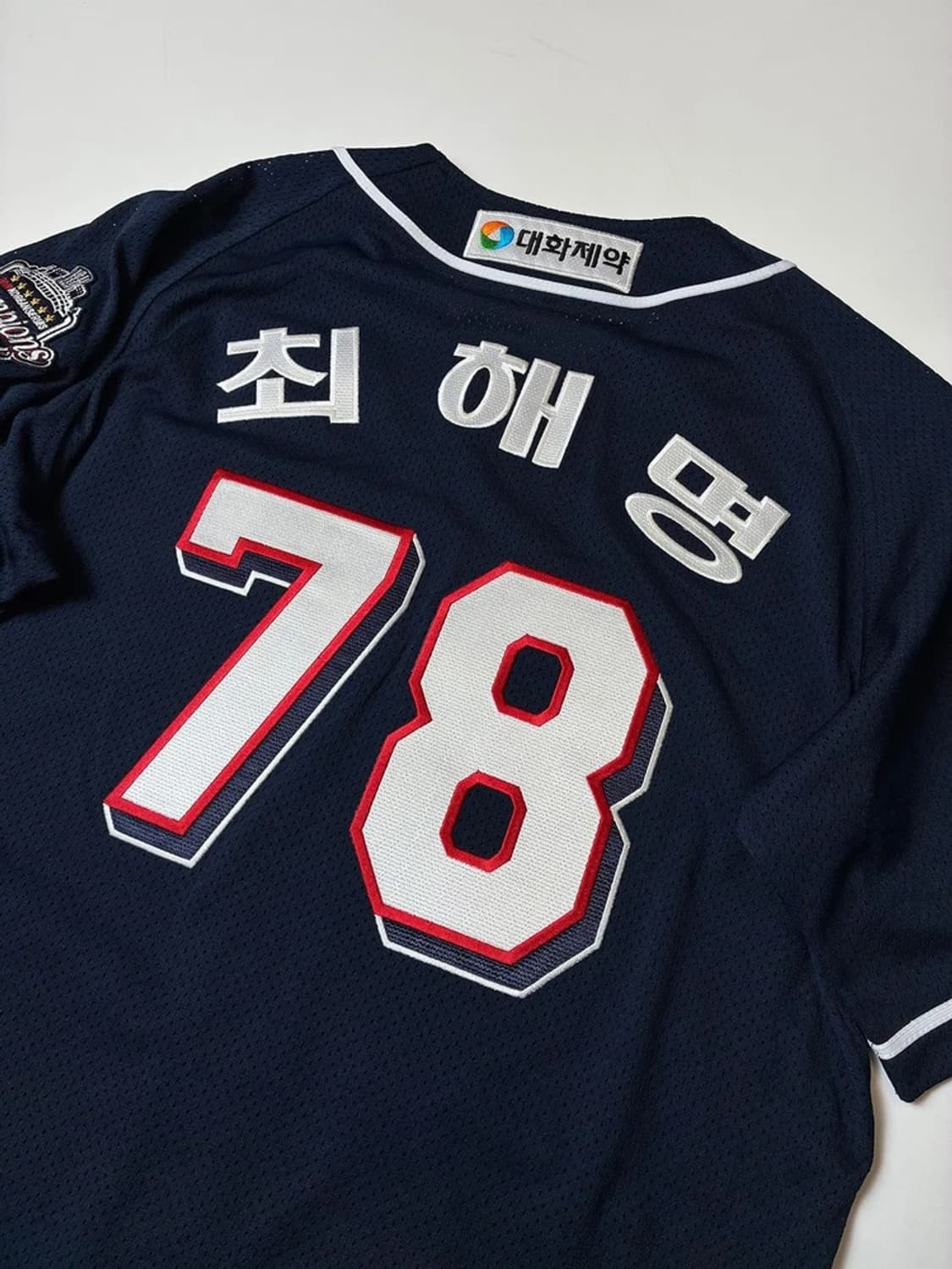 휠라 x 두산베어스 에센틱 최해명 원정 반팔 유니폼 PN8696 상품이미지2