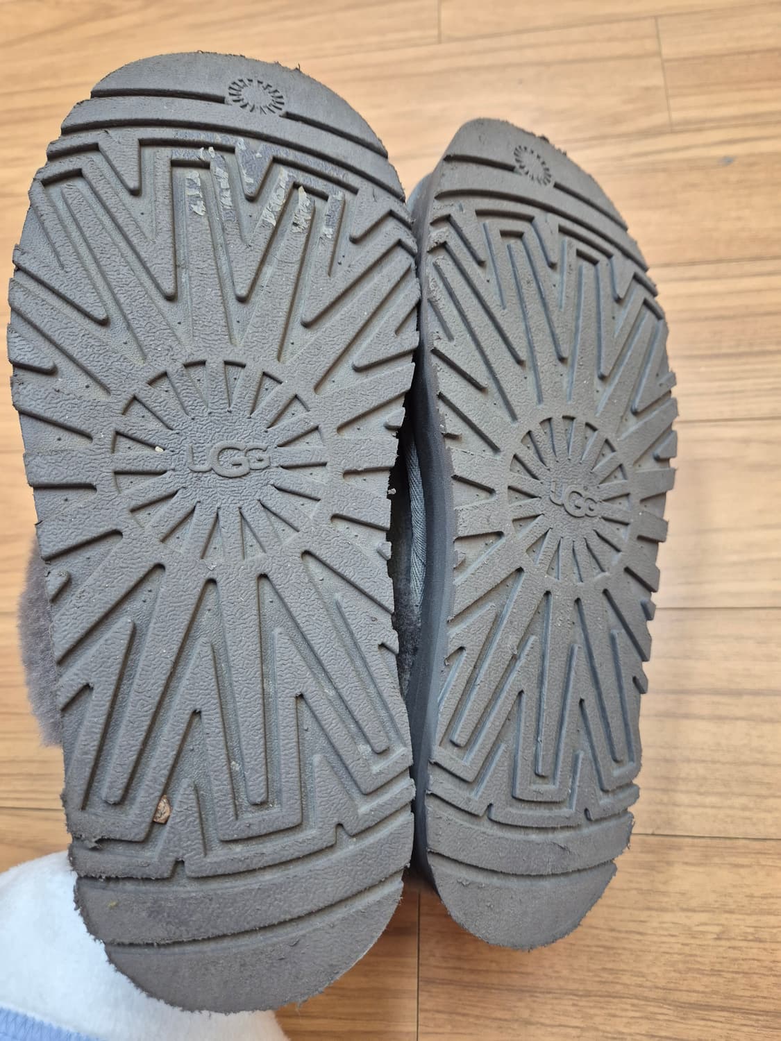 UGG 어그 슬리퍼 260사이즈 판매합니다. 털이 복슬복슬해서 겨울에 따 상품이미지6