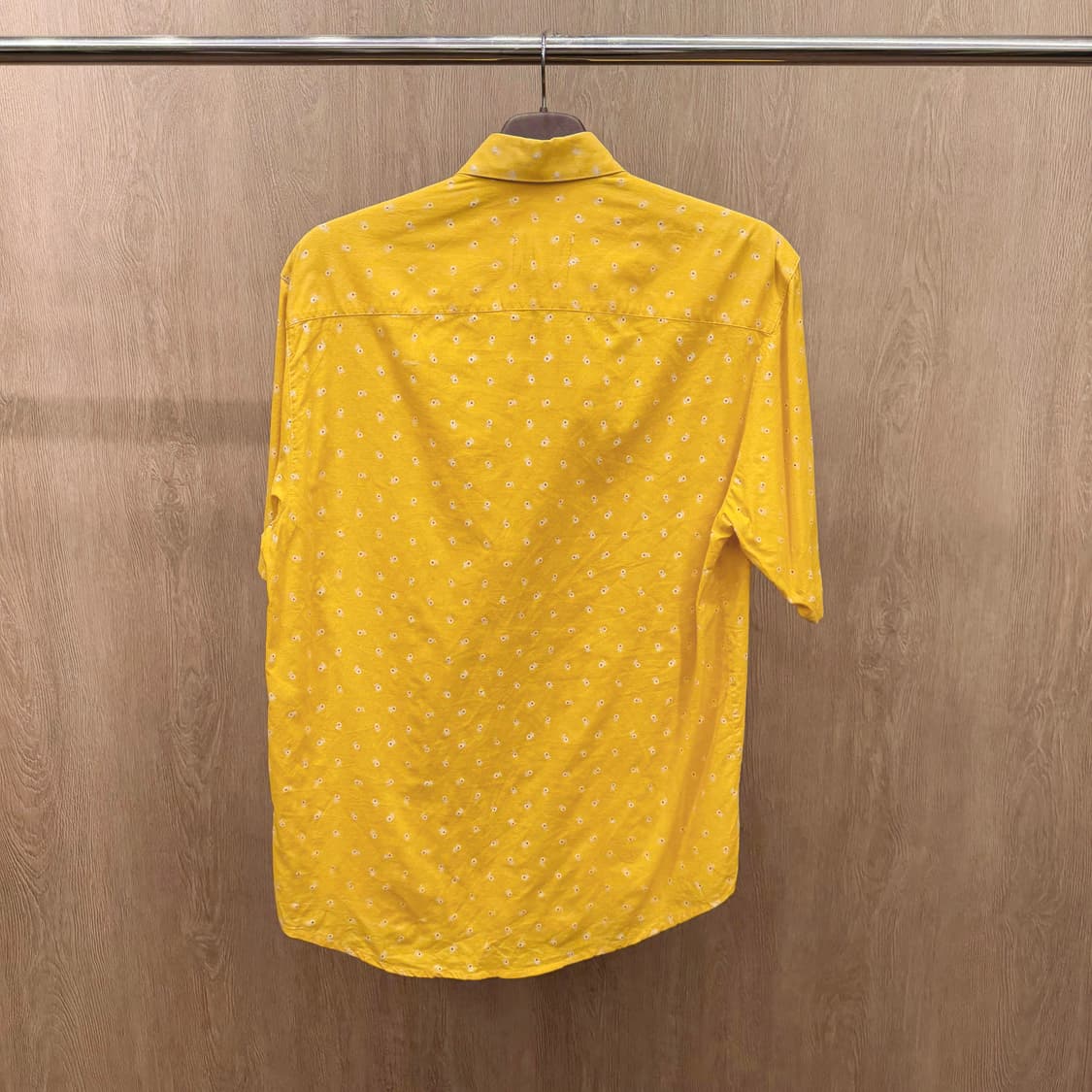 아르마니 진스 반팔 셔츠 플라워 패턴 싱글 포켓 디테일 레귤러핏 옐로우 상품이미지3