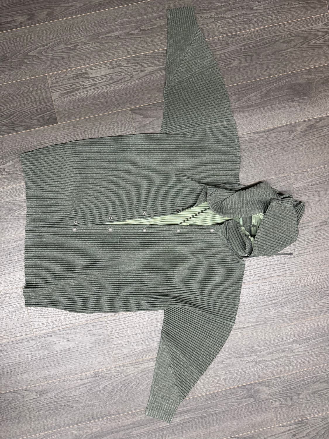 옴므플리세 헤더플리츠 후드 그린 3 상품이미지1