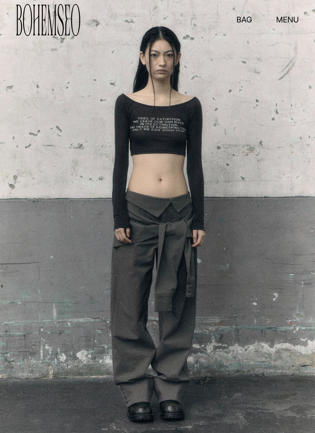 보헤미안서울 프린티드 롱슬리브 차콜 크롭 상품이미지2