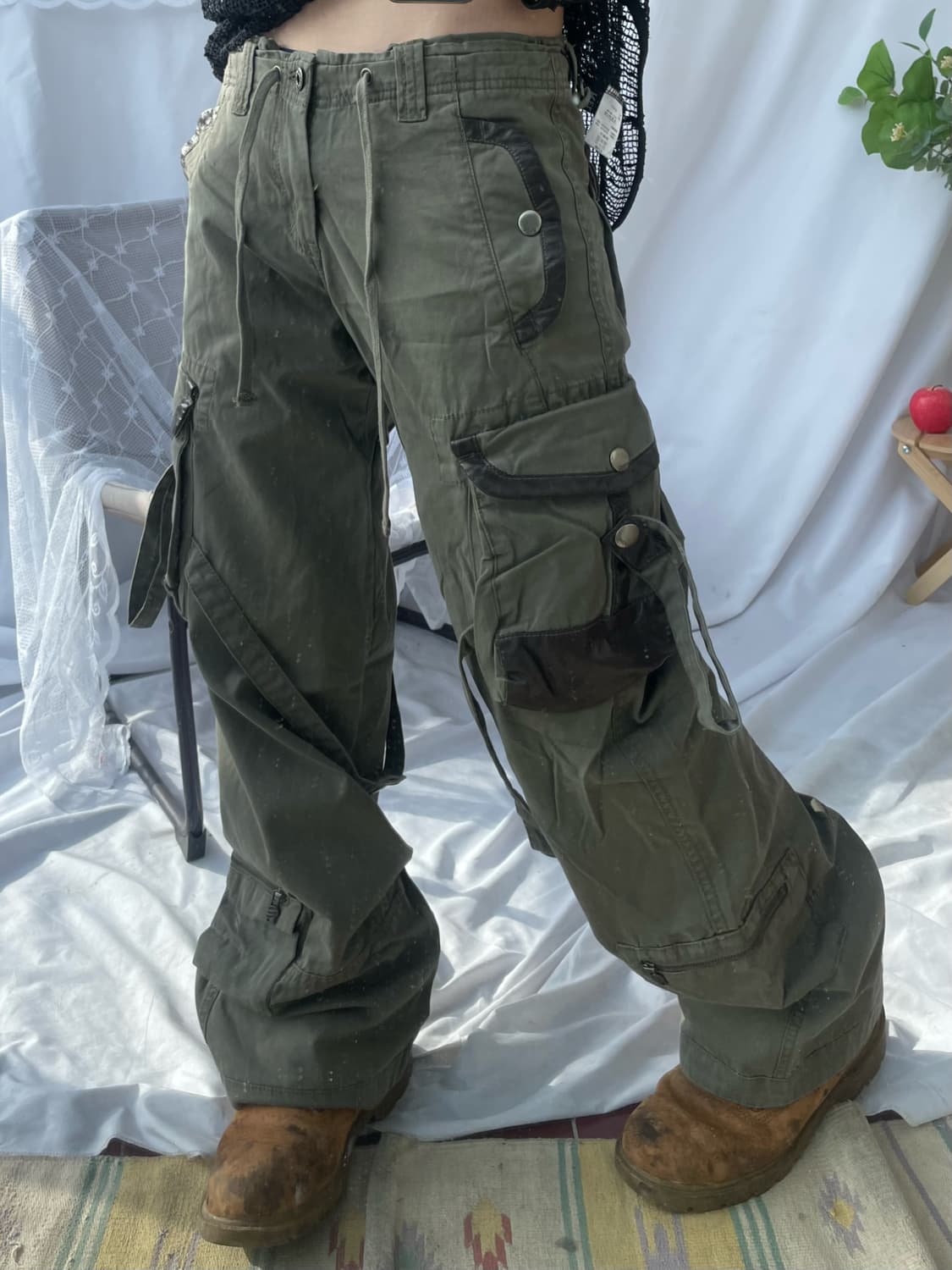 Strap detail khaki cargo pants 상품이미지3