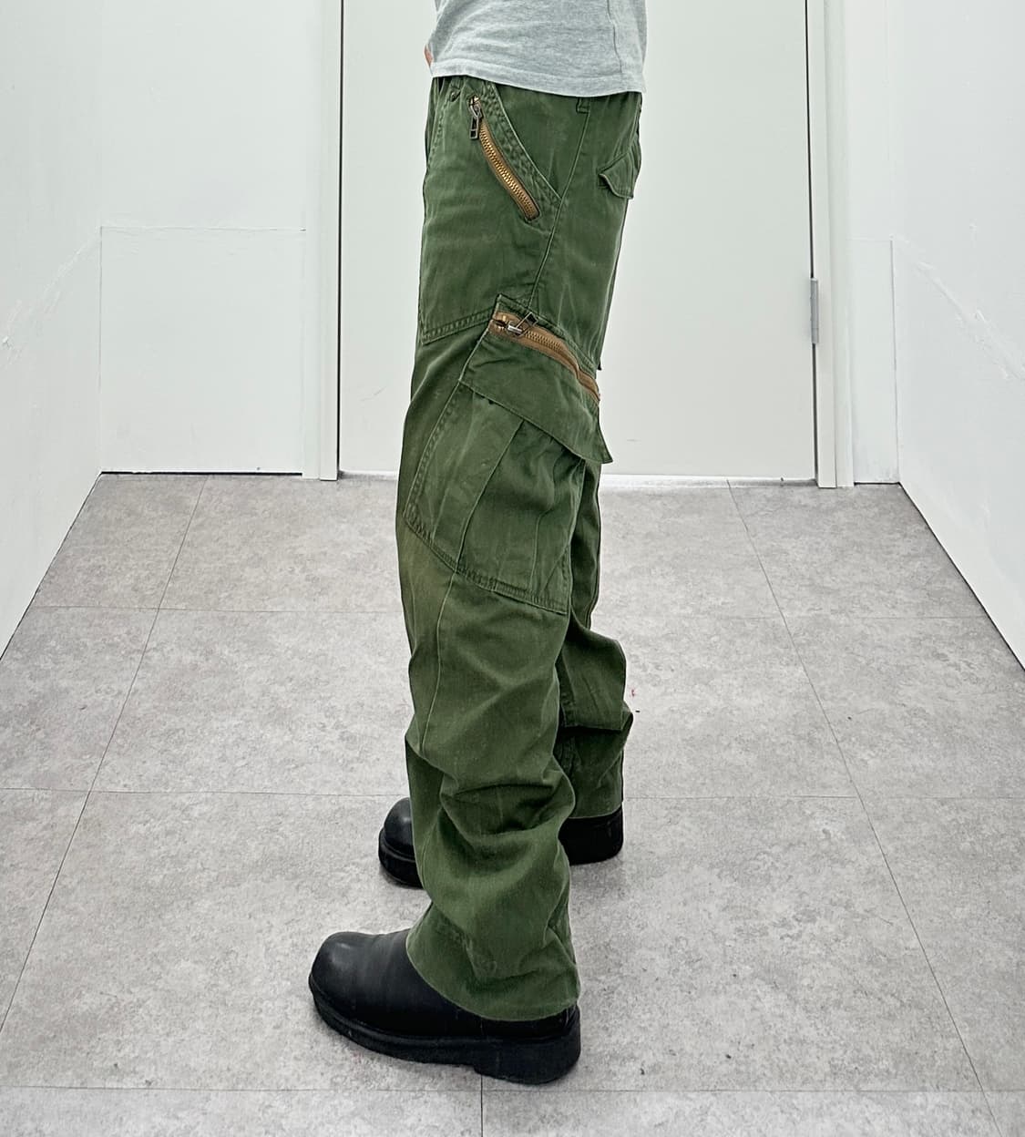Grunge khaki multipocket curved jeans 상품이미지1