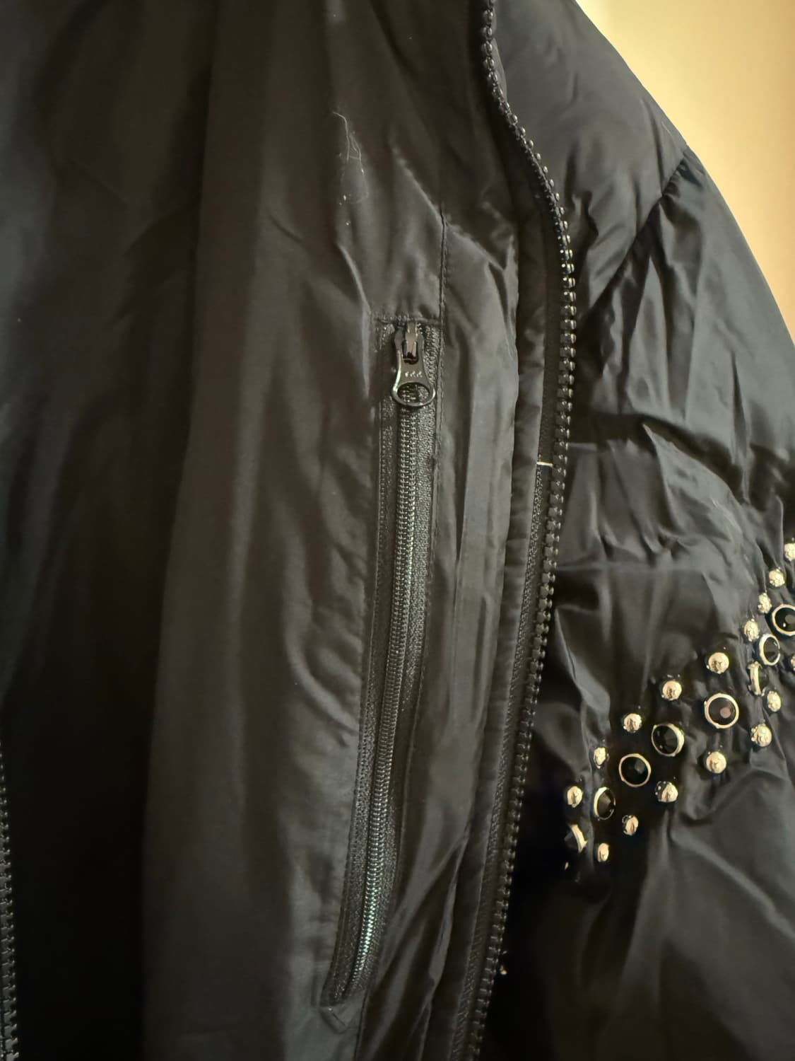 슈프림 x B.B. 사이먼 스터드 퍼퍼 자켓 블랙 - 22SS 상품이미지4