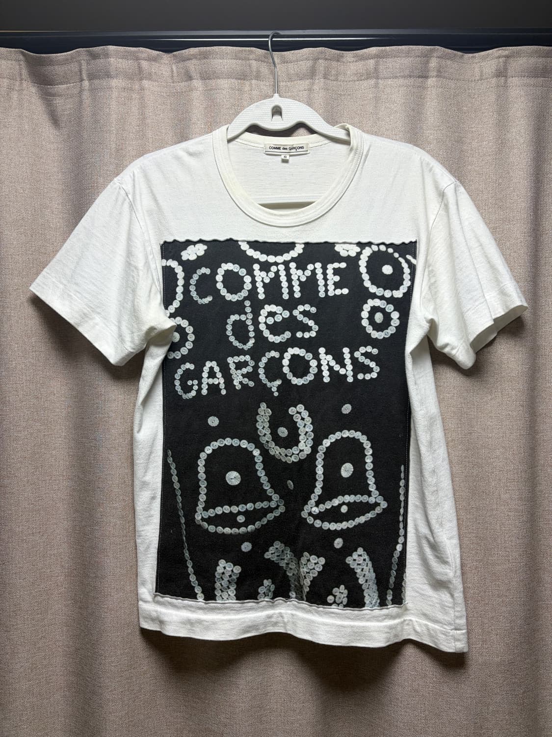 꼼데가르송 단추 그래픽 반팔 티셔츠 상품이미지1