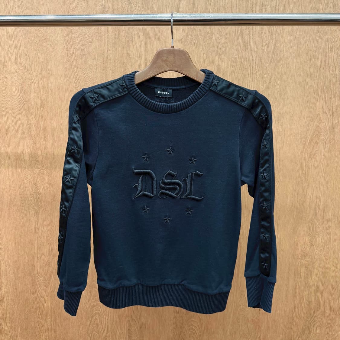 디젤 라운드넥 맨투맨 로고 레터링 자수 스타 패치 숄더 배색 디테일 블랙 상품이미지1