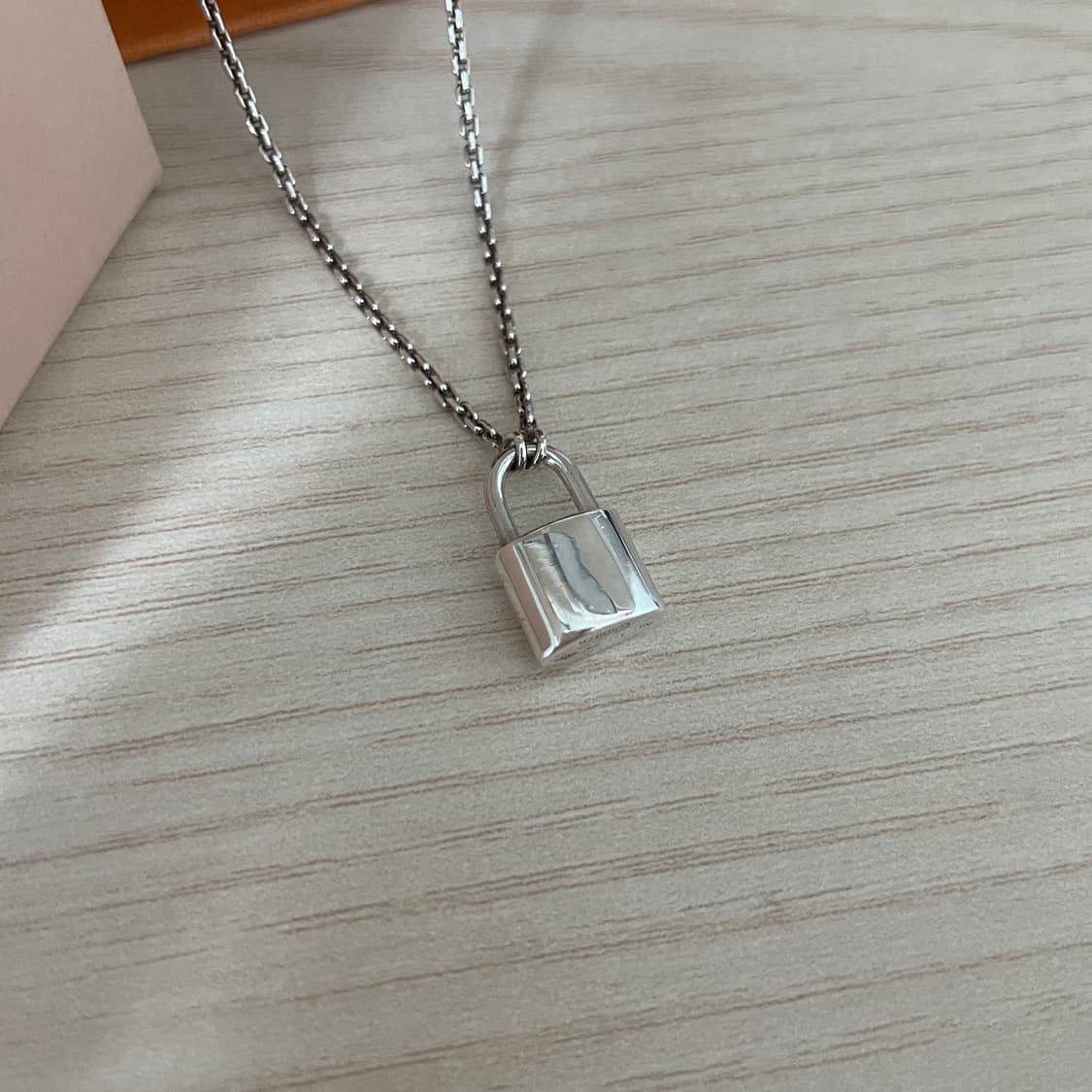 루이비통 실버락킷 목걸이 상품이미지2