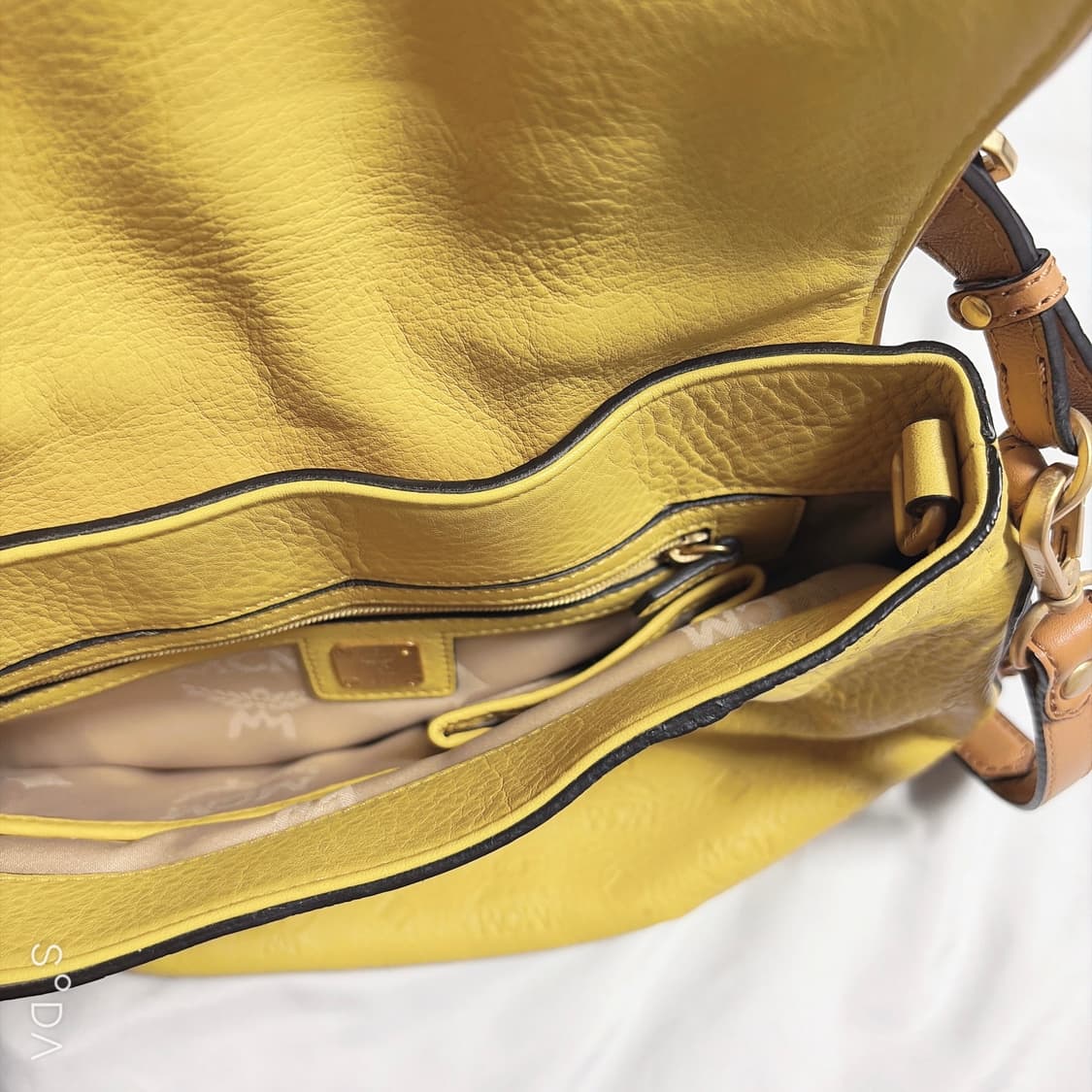 MCM 옐로우 숄더겸 크로스백 상품이미지8