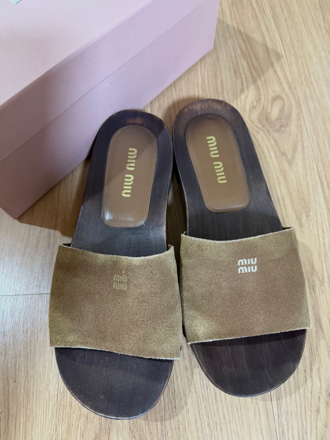 미우미우 25 SS 페이드 스웨이드 클로그 샌들 38 차정원 착용 상품이미지4