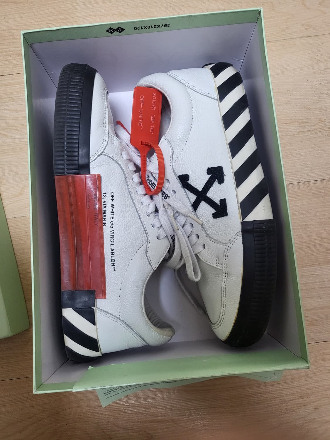 오프화이트 스니커즈 상품이미지1