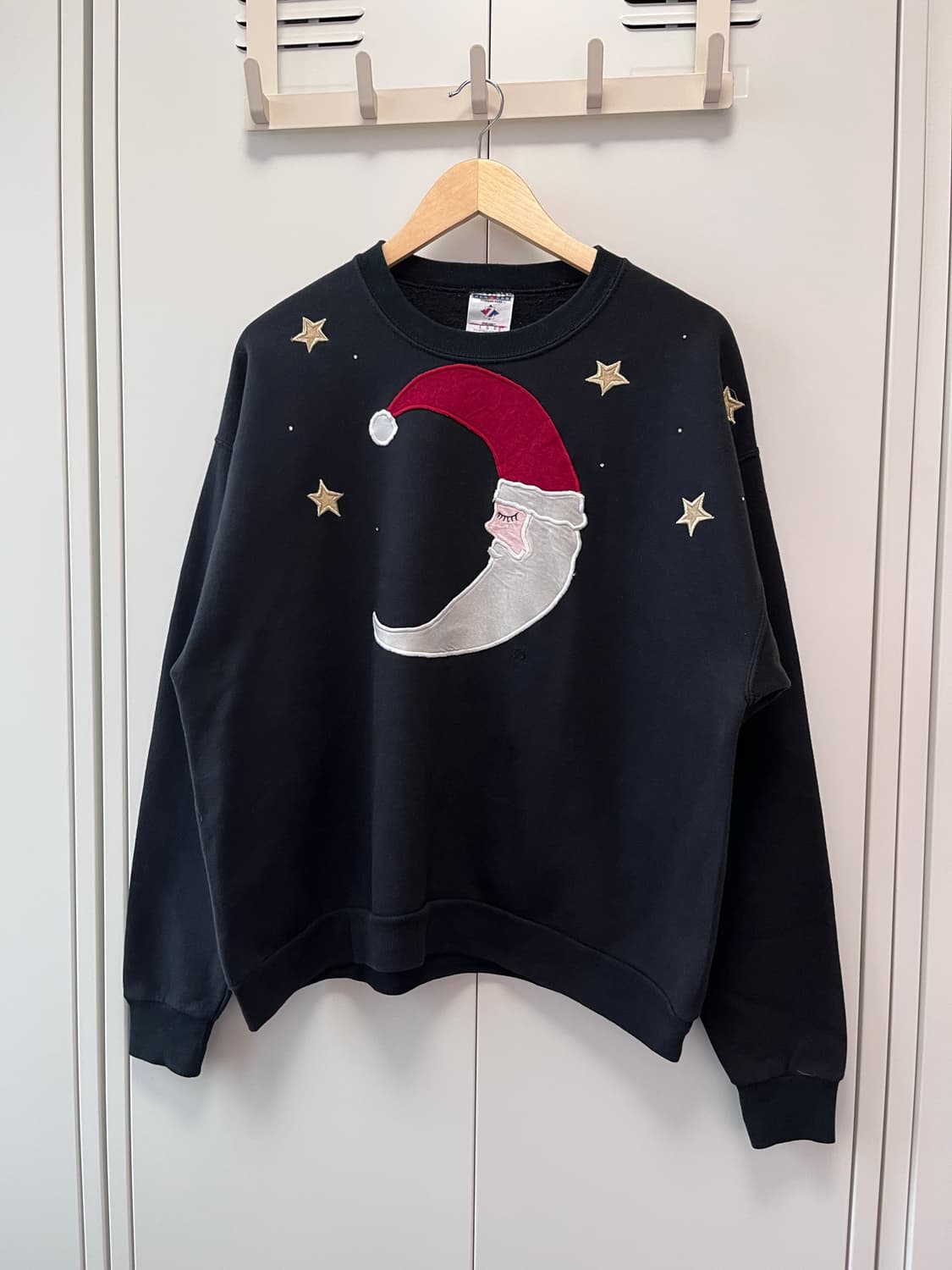 Jerzees 크리스마스 산타 자수 패치 오버핏 맨투맨 상품이미지4