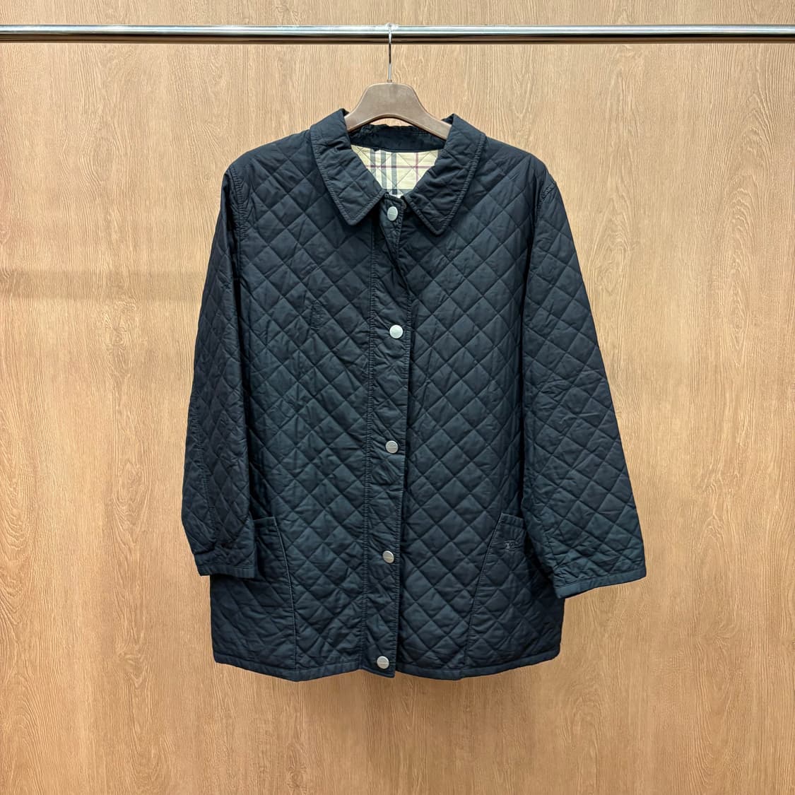 버버리 런던 클래식 퀄팅 자켓 체크 안감 플랫 카라 포켓 디테일 블랙 상품이미지2