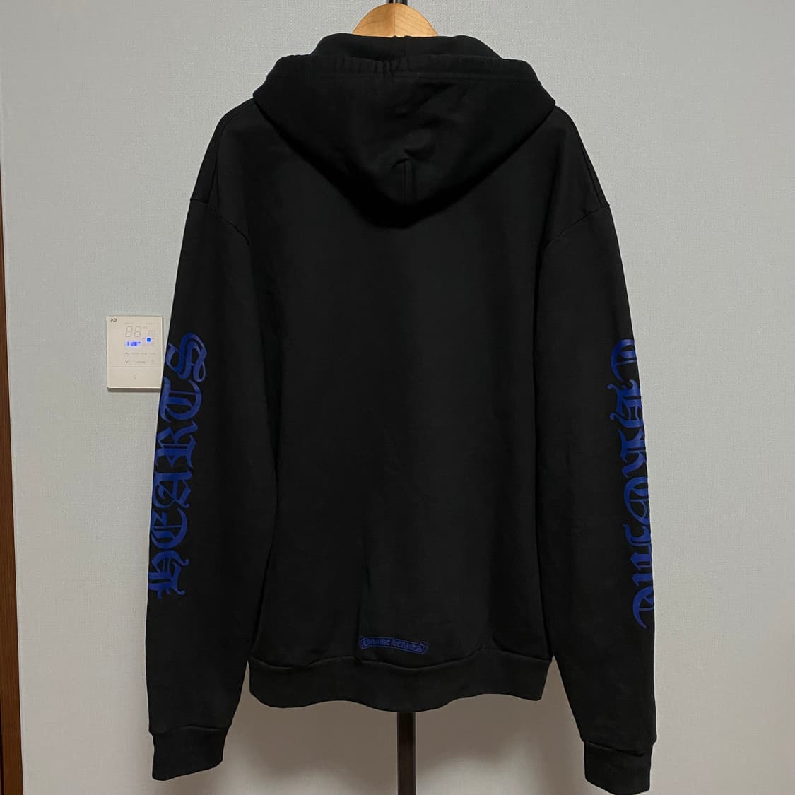 [L] 크롬하츠 버티컬 로고 플리스 후드 블랙 블루 상품이미지2