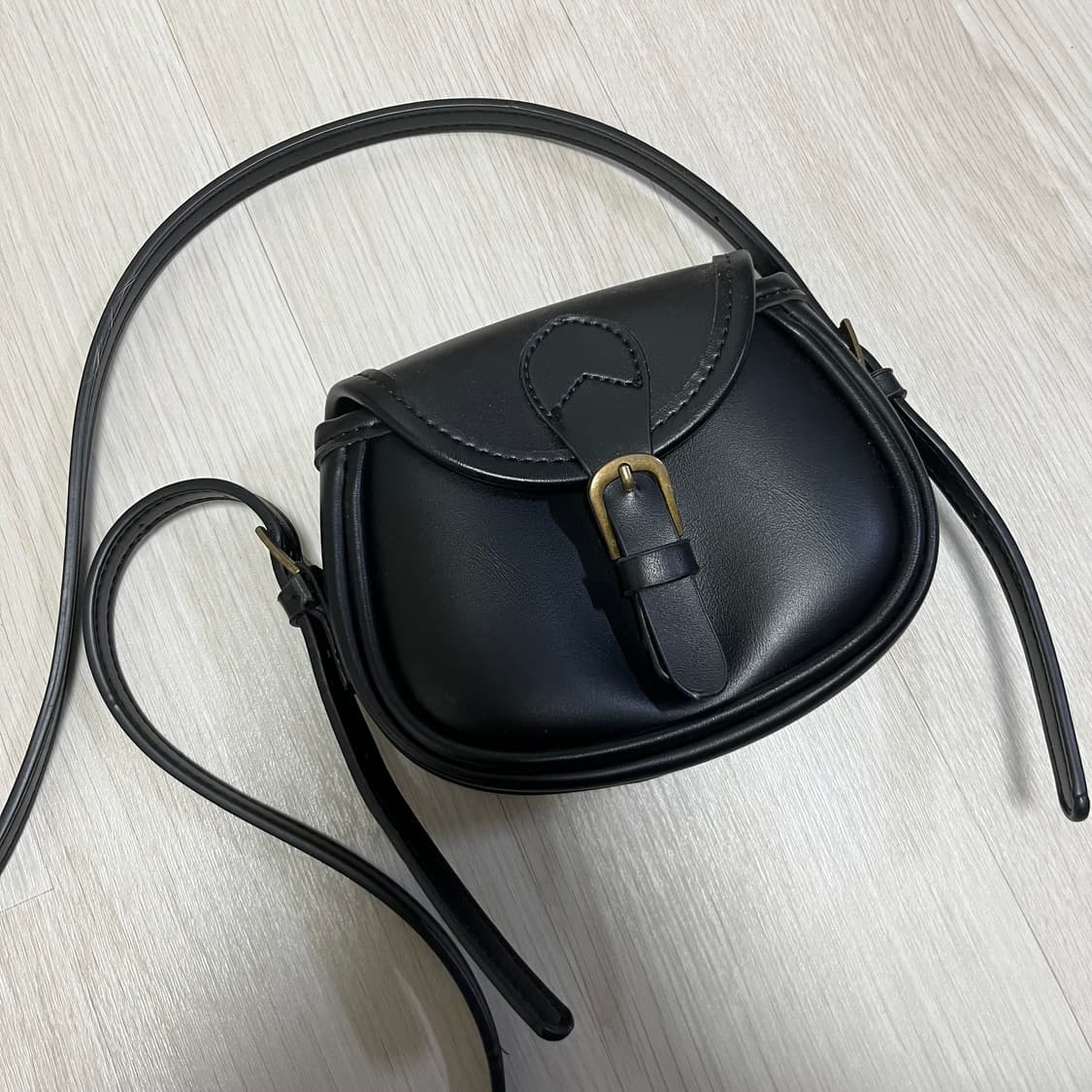 블랙레더 미니 크로스백 상품이미지1