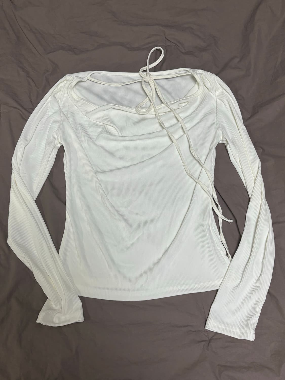 슬림핏 오프숄더 리본 포인트 롱슬리브 화이트 상품이미지1